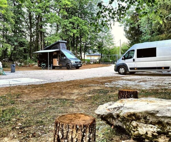 Avtodoma na parkirišču Hirschwald Hof med drevesi
