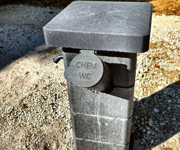 Stebriček za praznjenje WC kasete na parkirišču Hirschwald Hof