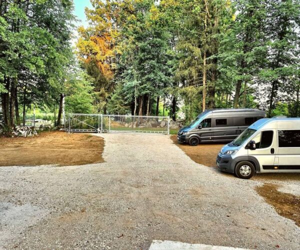 Hirschwald Hof, avtodoma na parkirišču v gozdu pri Dolenjih Lazih