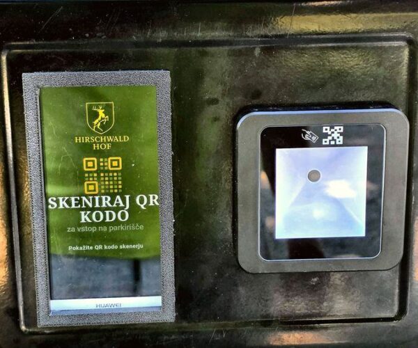 QR skener pri vhodu na parkirišče Hirschwald Hof