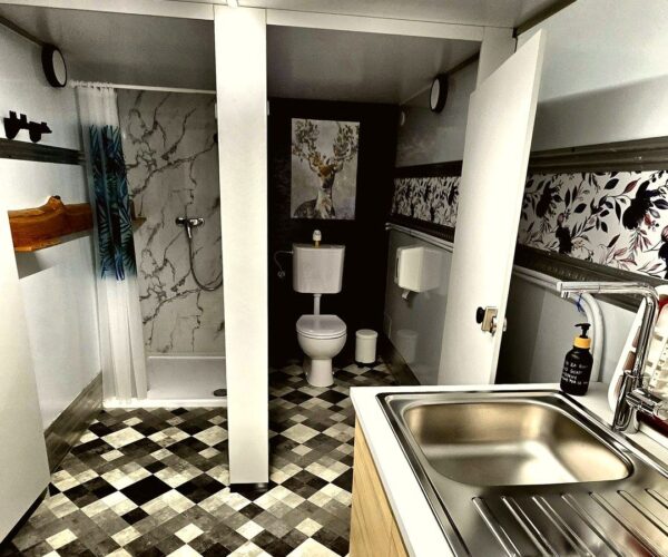 Sanitarije na parkirišču Hirschwald Hof, tuš, WC in pomivalno korito
