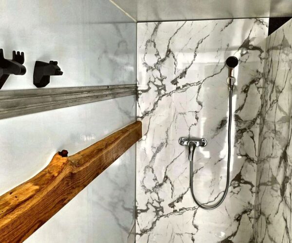 Tuš v sanitarijah na parkirišču Hirschwald Hof